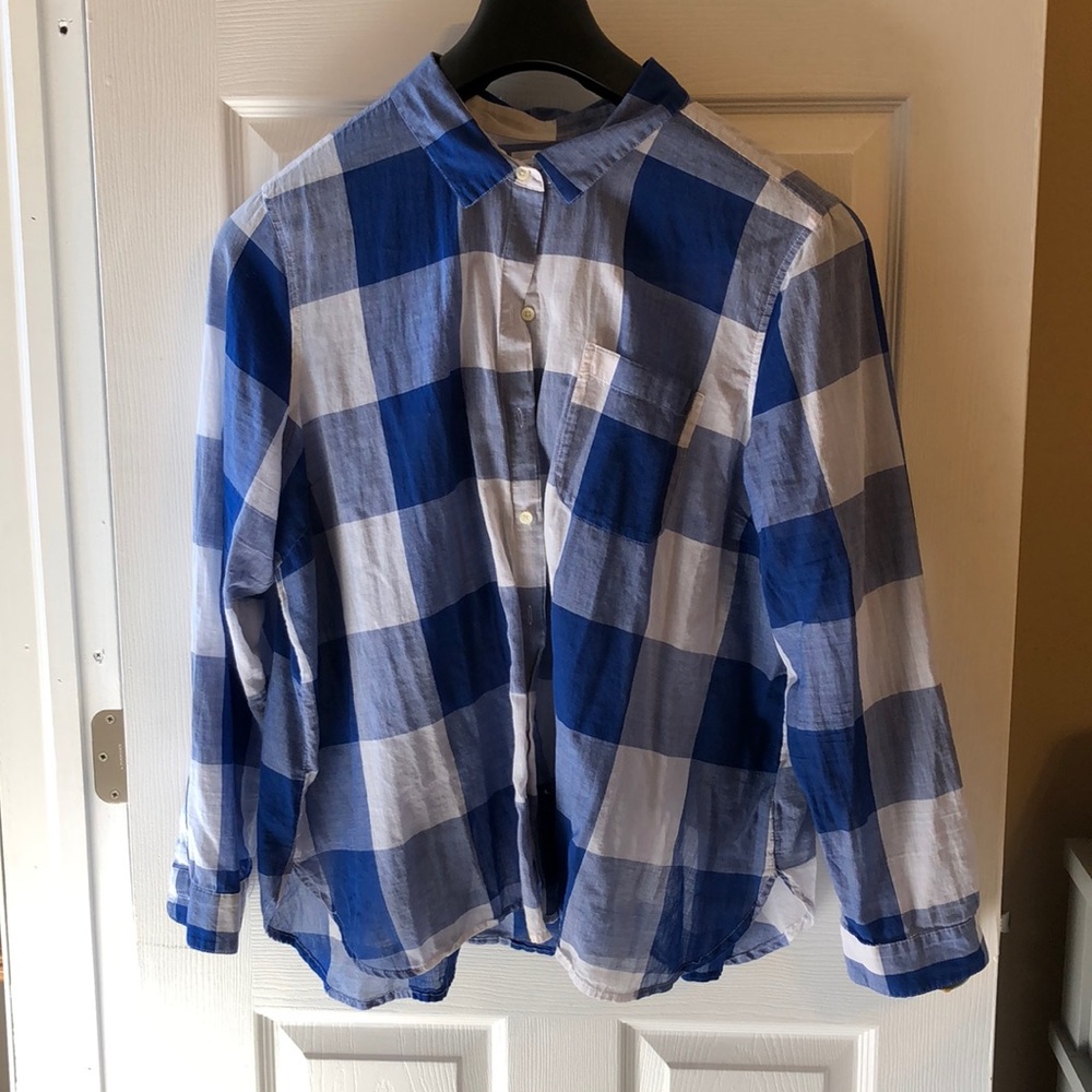 Lightweight blue and white button up